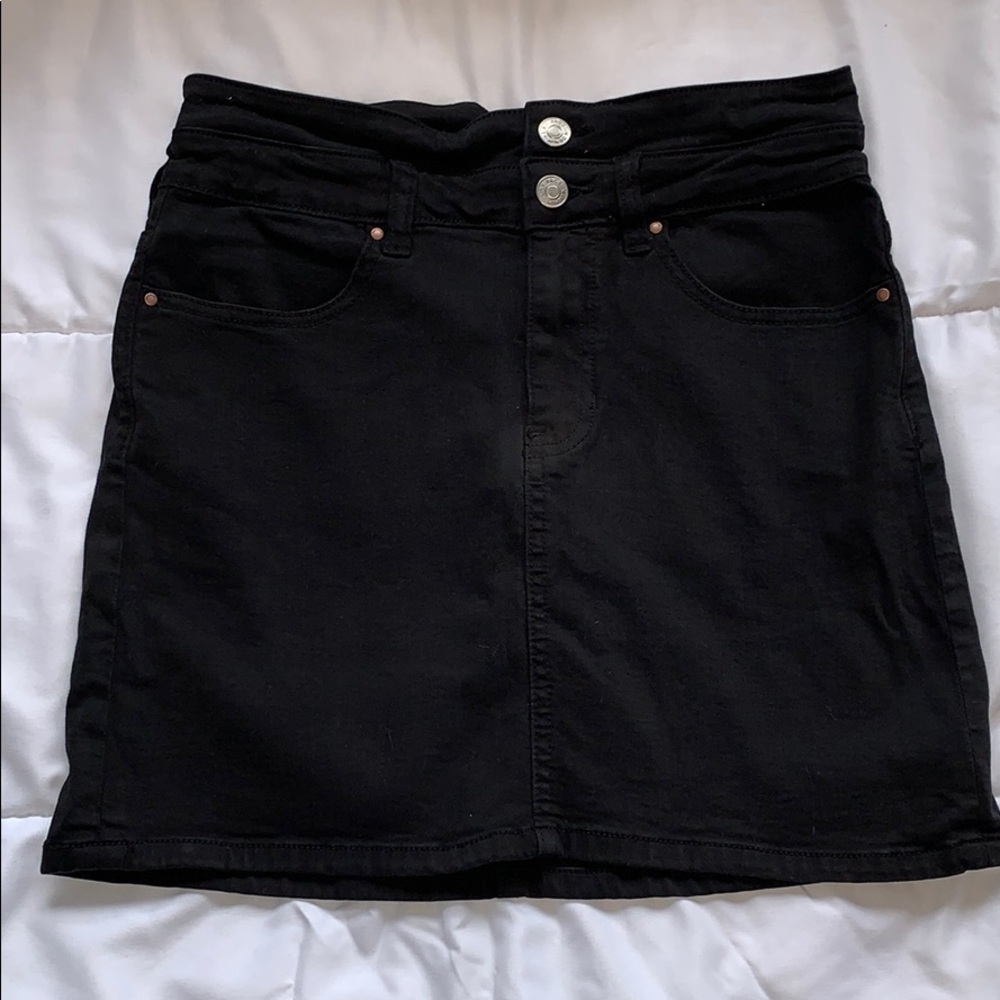 Black, highwaisted jean skirt.